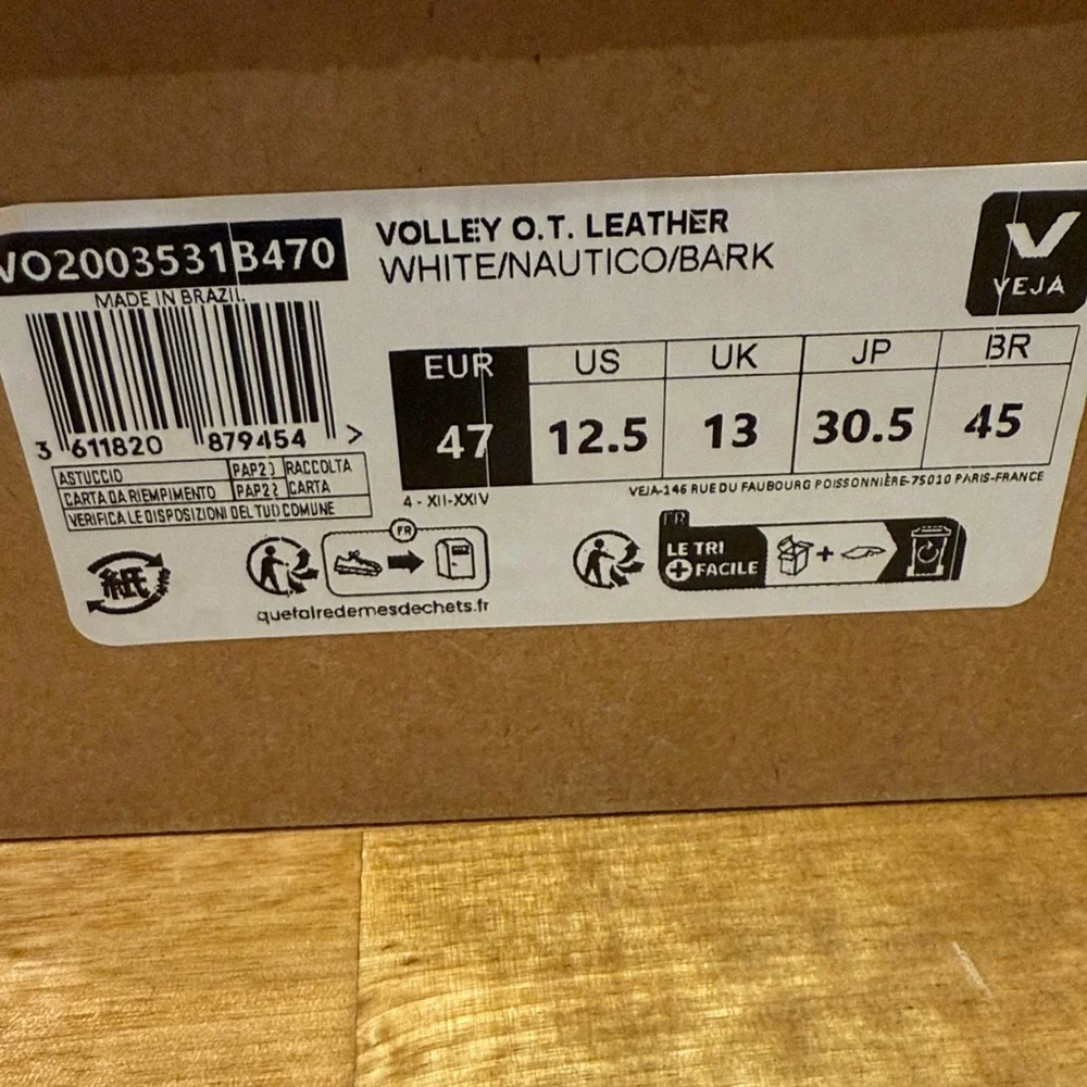 Veja Volley O.T. Leather in White and Nautico - Picture 2 of 6